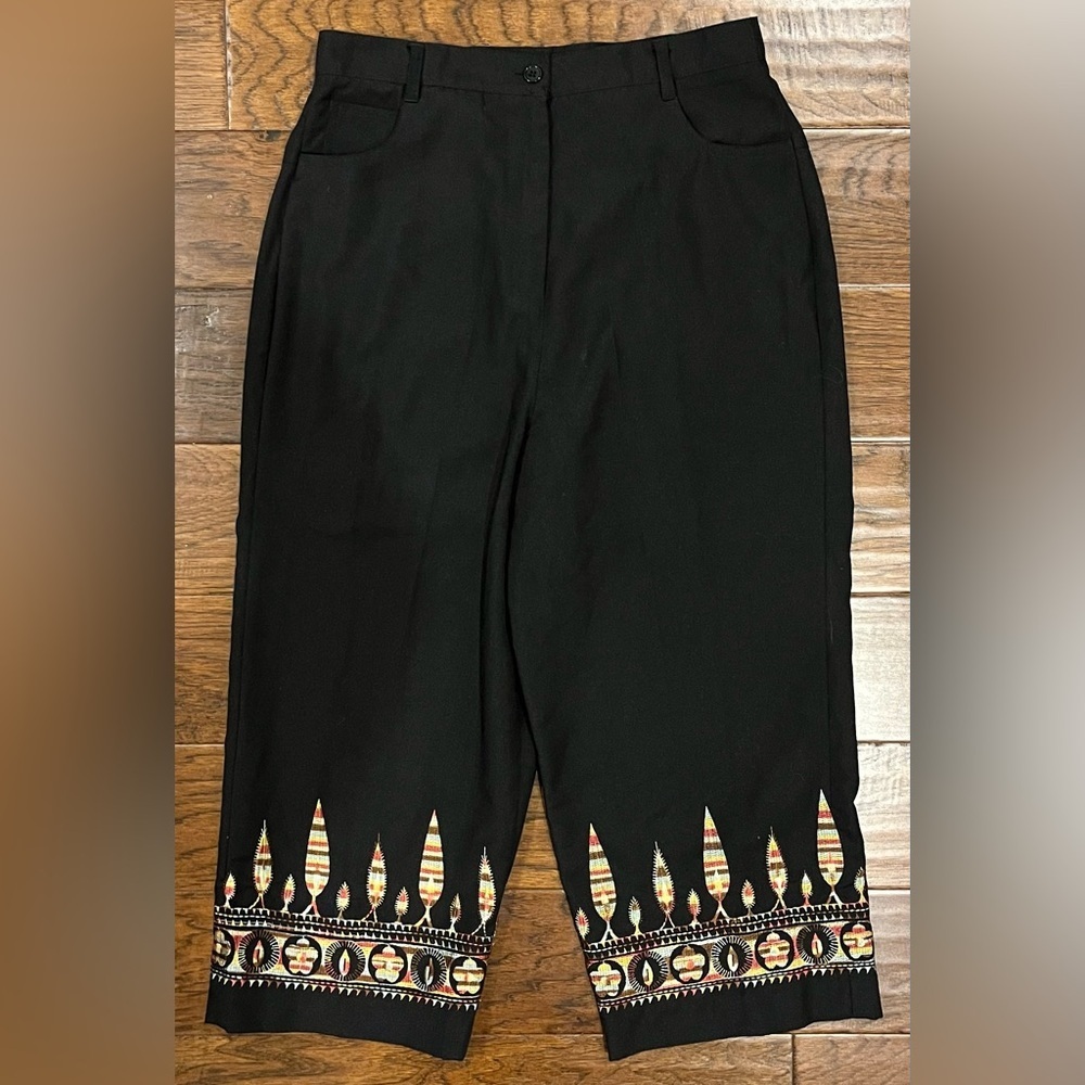 Larry Levine Embroidered Women’s Black Cropped Capris Size 10 NICE